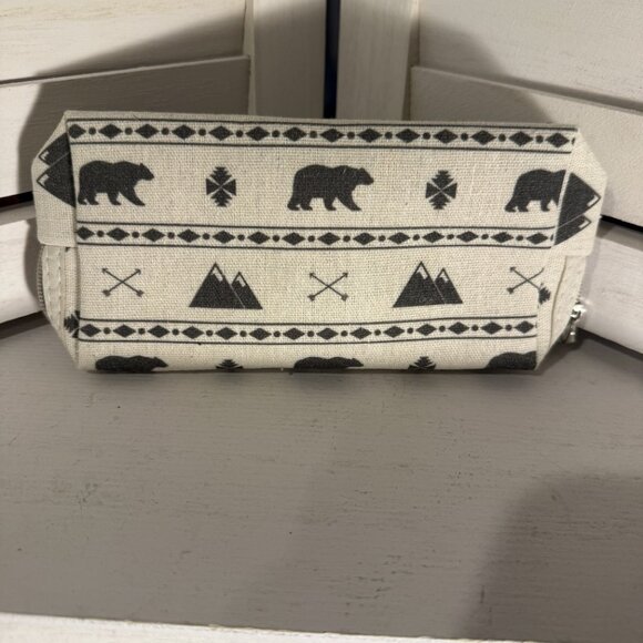Rustic Bear & Mountain Print Pouch – NWT, 100% Polyester - Picture 2 of 2